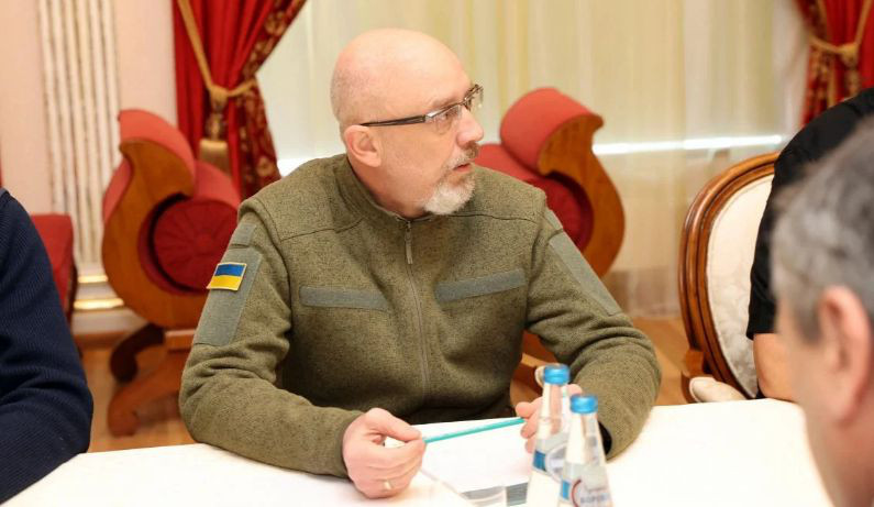 Министр обороны Украины: Страна перевела экономику на военные рельсы.