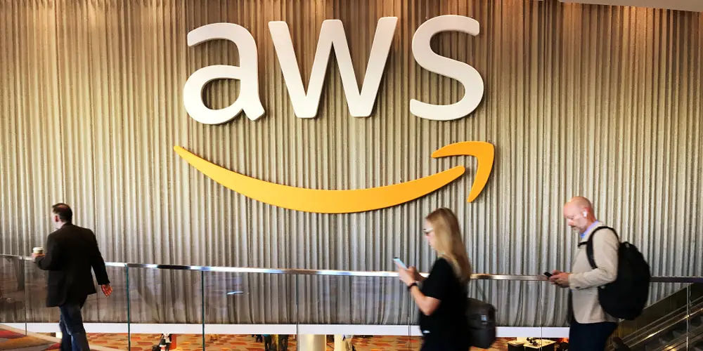 Amazon уволила сотрудника, но выплачивает ему зарплату уже четыре месяца.