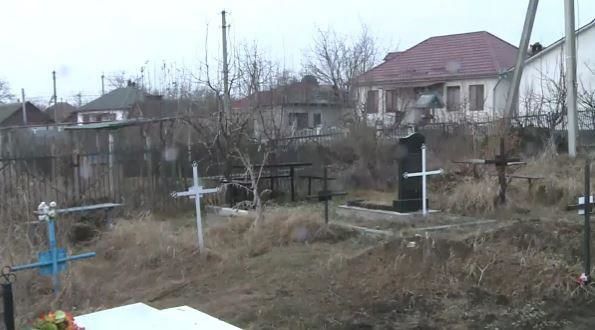 В коммуне Бачой кладбище протянулось вплоть до домов местных жителей.