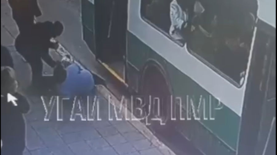 В Бендерах пенсионерку зажало дверьми троллейбуса: у нее перелом ноги.
