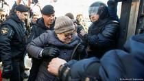Protestatari pro-democratici arestati in Belarus. Foto: HotNews
