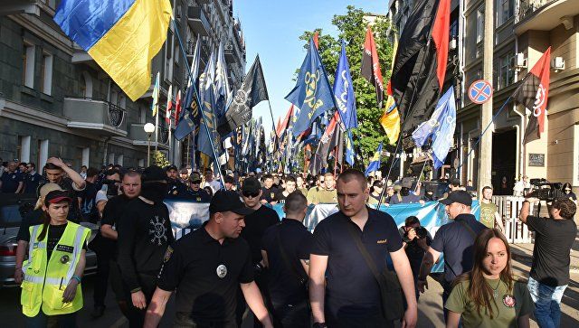 Также депутат подверг сомнению "патриотизм" украинских властей, среди которых звучал лозунг "слава Украине".