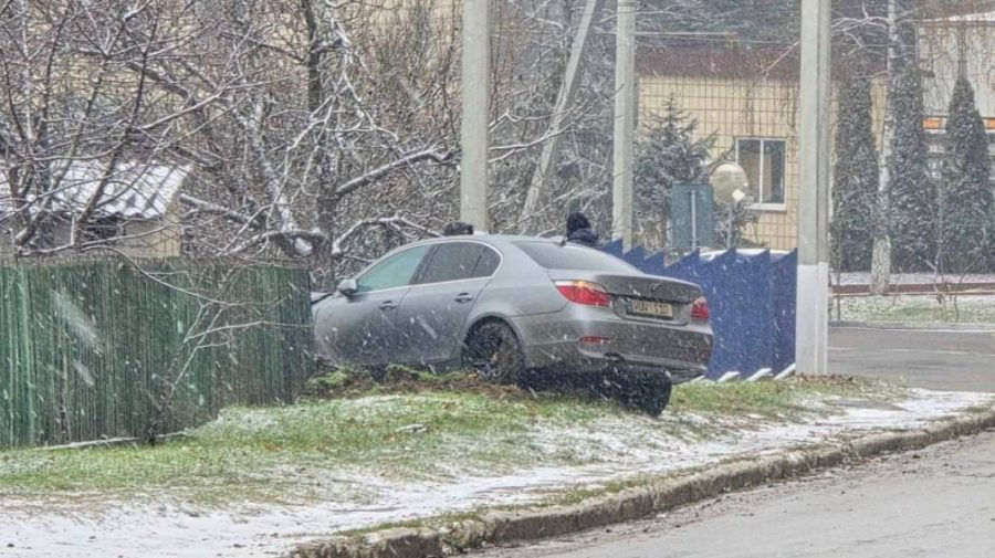 В Хынчештском районе автомобиль врезался в забор жилого дома.