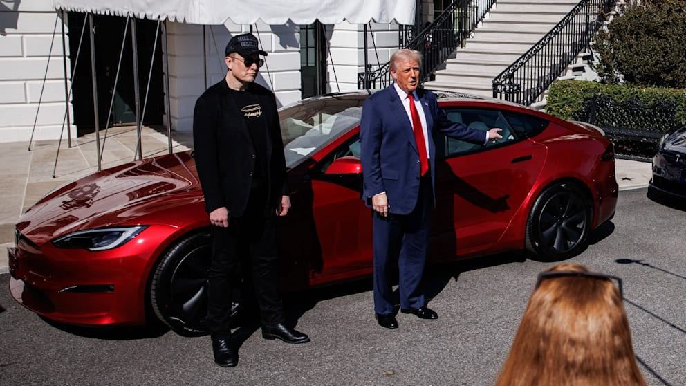 Водители снимают логотипы с машин Tesla: «Я купил это до того, как Илон сошел с ума». 