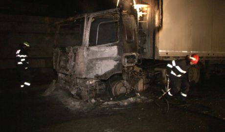 O autocisternă care transporta motorină a luat foc ieri noaptea în localitatea Răzeni. Foto: dse.md