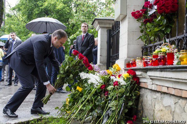 Официальные лица возложили цветы перед Посольством Румынии в Молдове.