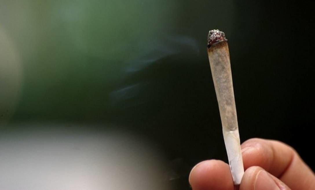 Două tinere au ajuns pe mâna oamenilor legii, fiind suspectate că ar fi consumat droguri.