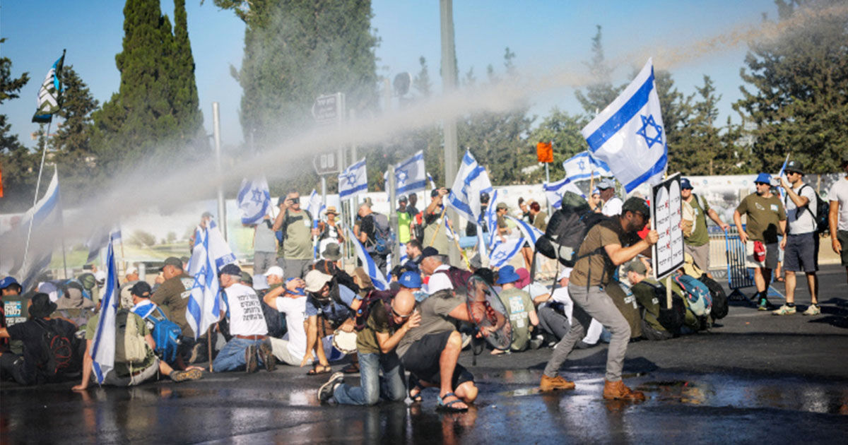 Полиция применяет водометы против протестующих в Иерусалиме.