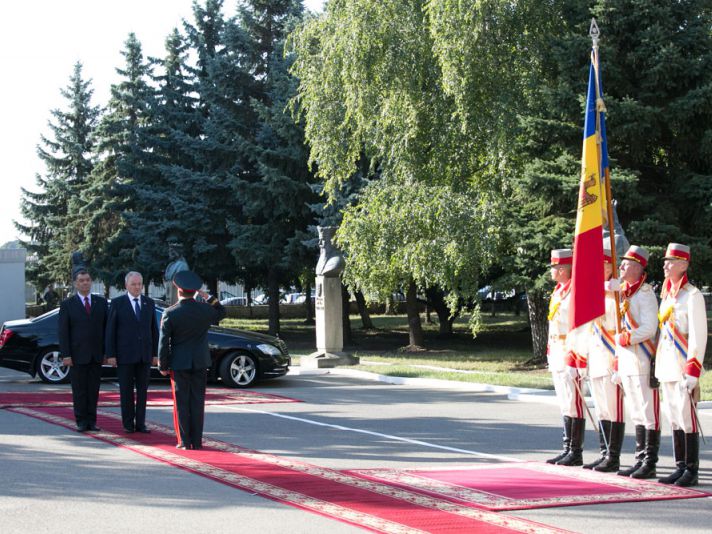 Благодаря налаженным контактам и поддержке западных партнеров наши вооруженные силы укреплены.
