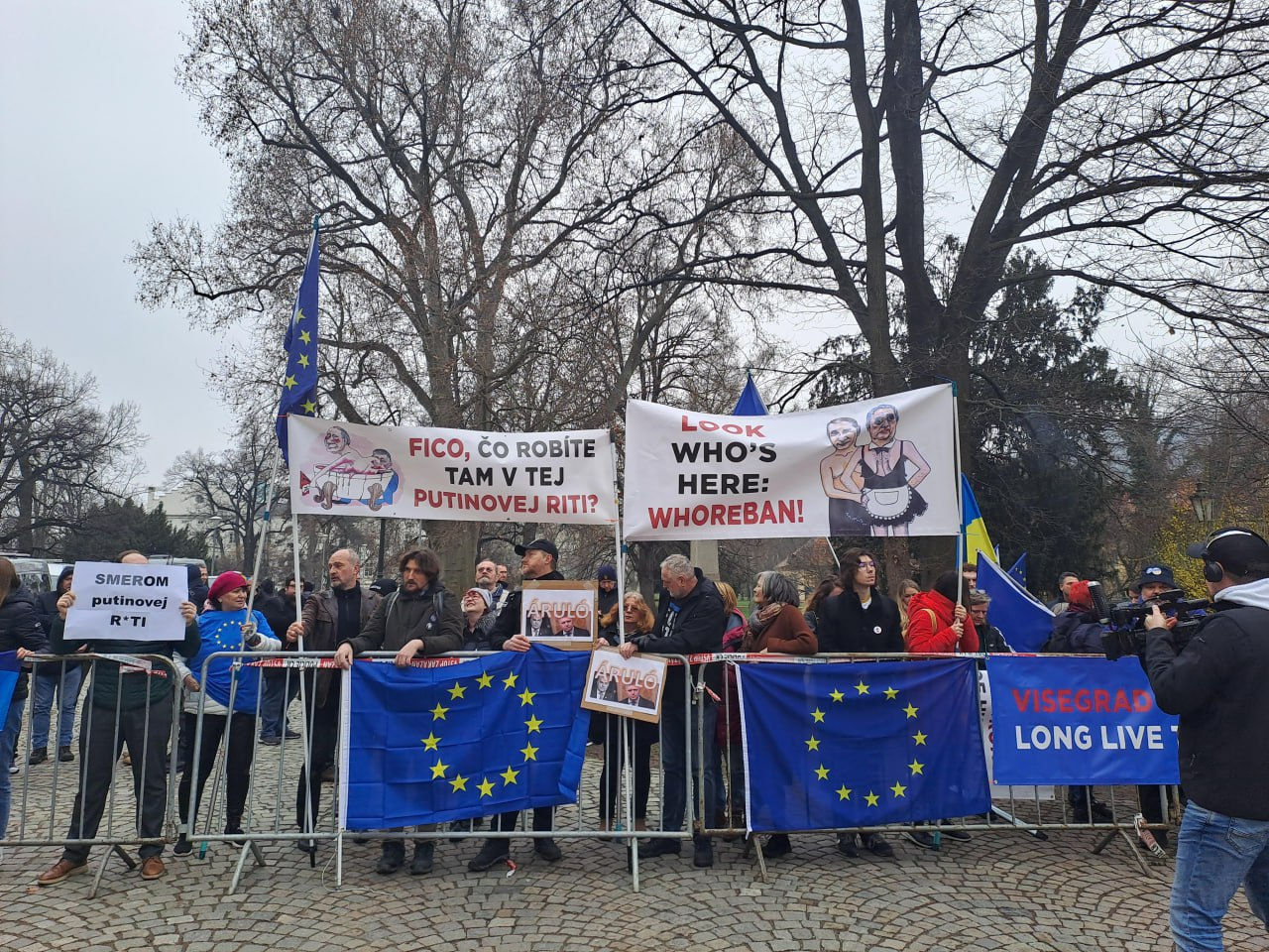Фицо и Орбана встретили в Праге плакатами о "приспешниках Путина".