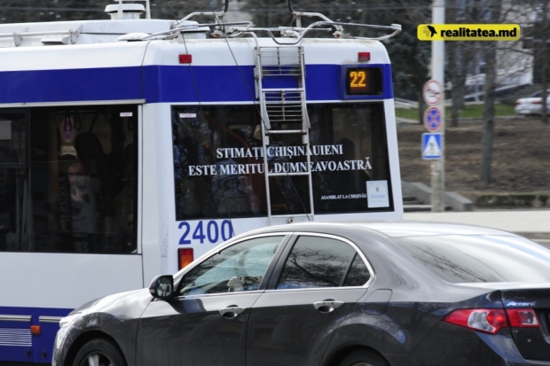 Oamenii legii investighează acest caz. Șoferul autobuzului riscă o amendă de 1.000 de lei și șase puncte de penalizare.
