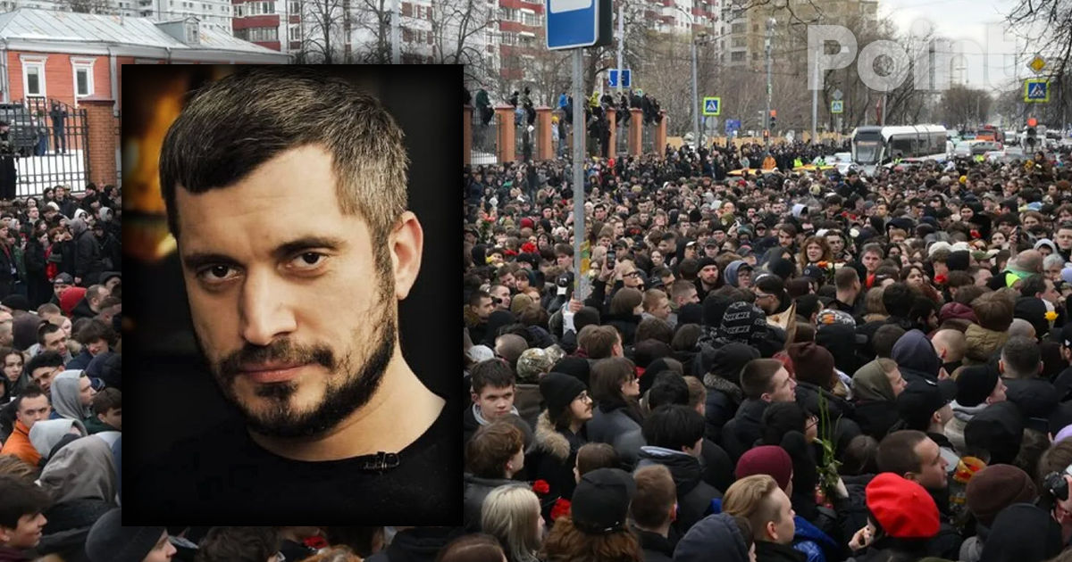 Сотни людей пришли проститься с рэпером Пашей Техником: на похоронах произошла давка.