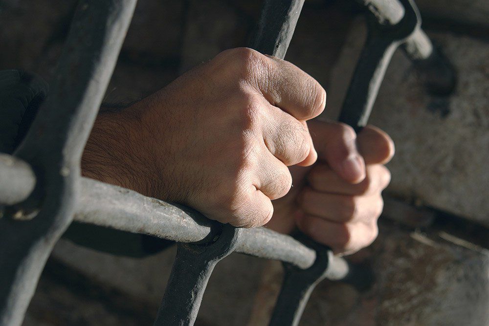 За убийство и ограбление двое молодых людей получили по 21 году тюрьмы.