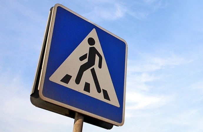 Девочка переходила улицу на пешеходном переходе.