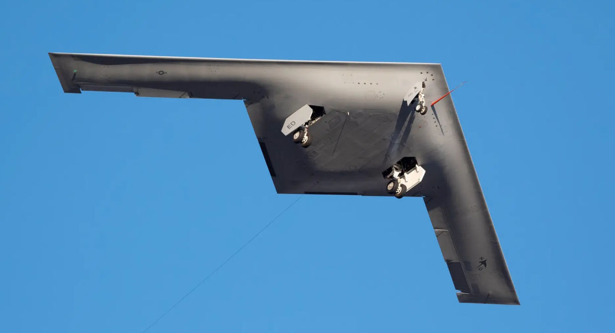 В США новый бомбардировщик-невидимка B-21 Raider совершил первый полет.