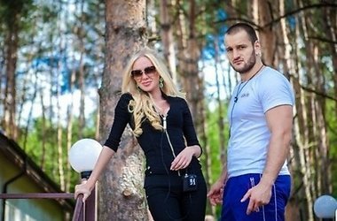 Некоторые даже предположили, что Cамсонов успел сделать Юле предложение, когда они отдыхали на Черном море.