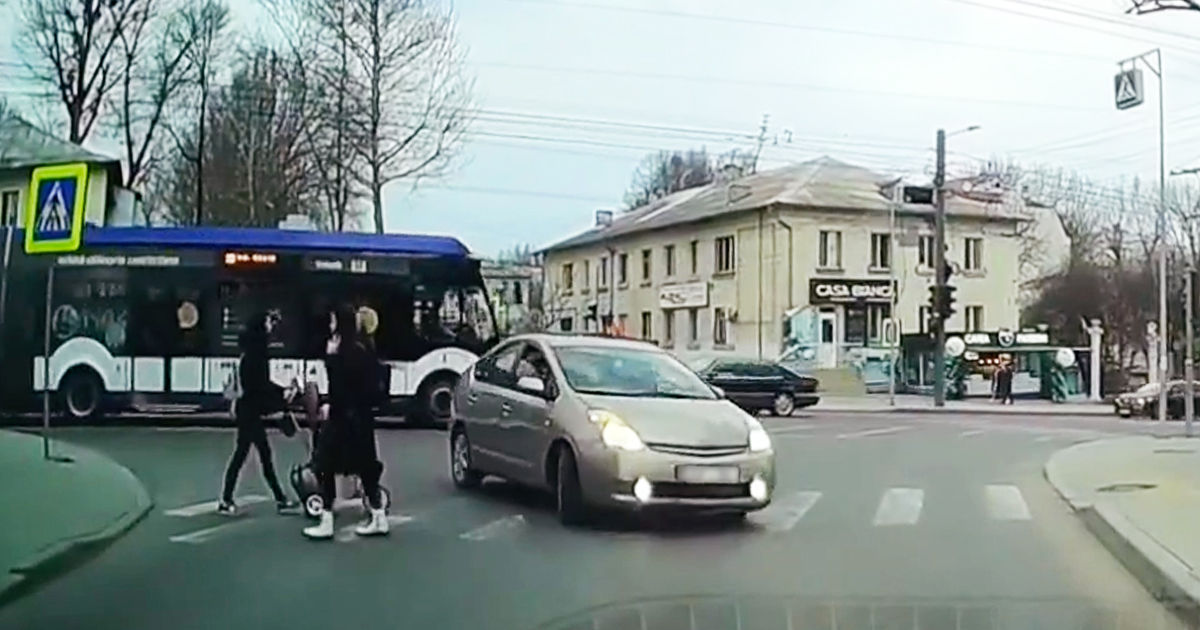 В столице водитель не пропустил на "зебре" мать с ребенком.