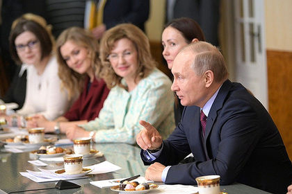 Путин в разговоре с женщинами назвал мир мужским.