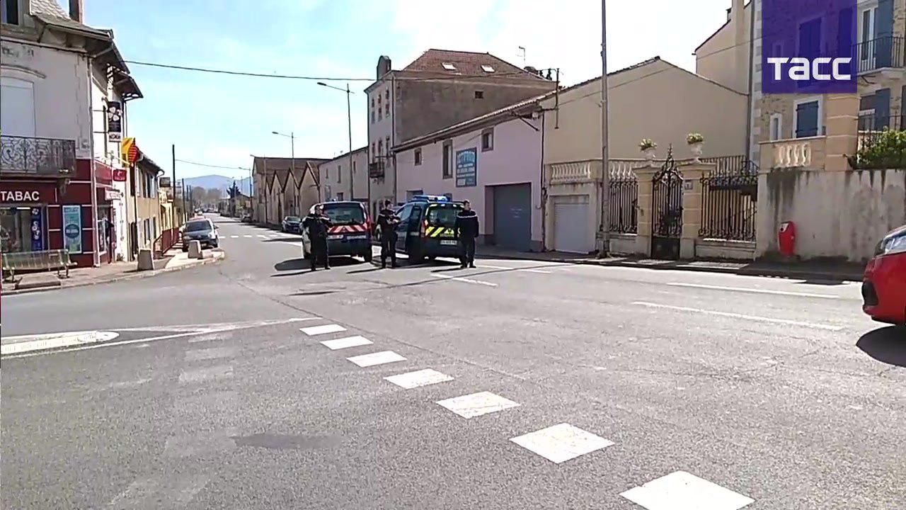 Два человека погибли при захвате заложников во Франции.