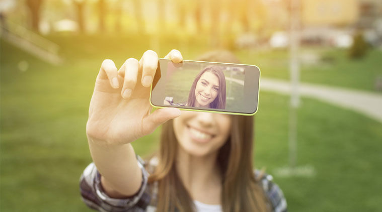 Selfie-urile provoacă modificări ale pielii. Foto: selfiemirrorsticker.com