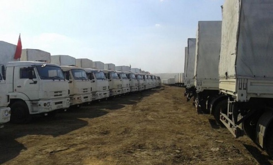 КамАЗы встали в поле в 20 км от российского Донецка.