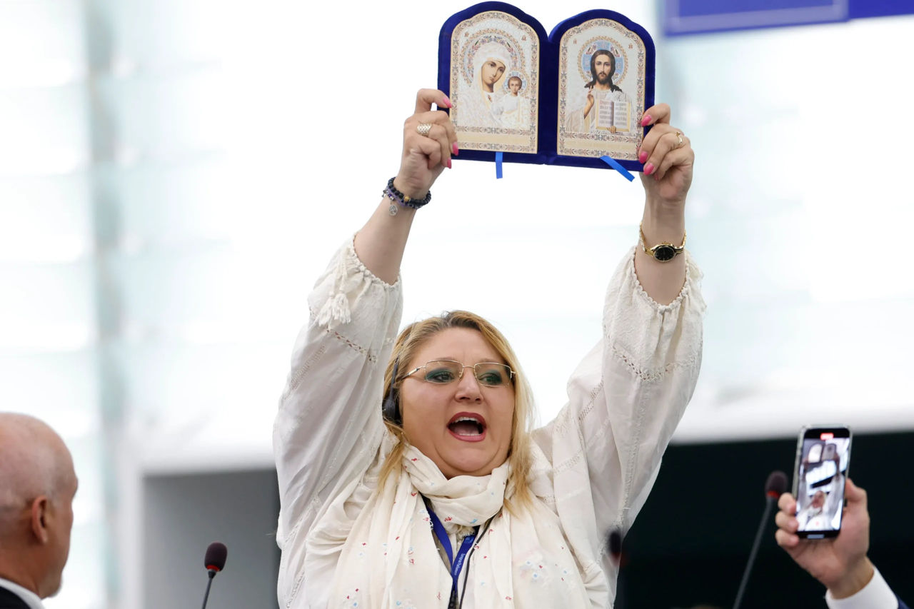 Șoșoacă i-a sfătuit pe europarlamentari să urmeze exemplul lui Ceauşescu: A avut cea mai bună politică externă.
