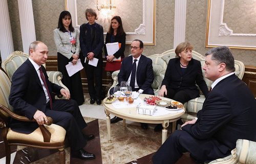 Порошенко вернулся в зал переговоров, где находятся Меркель и Олланд.