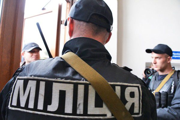 У здания минобразования работает следственно-оперативная группа.