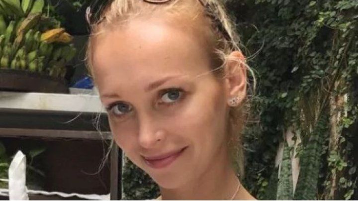 O tânără părăsită s-a răzbunat pe fostul iubit parcându-i bolidul în piscină. 