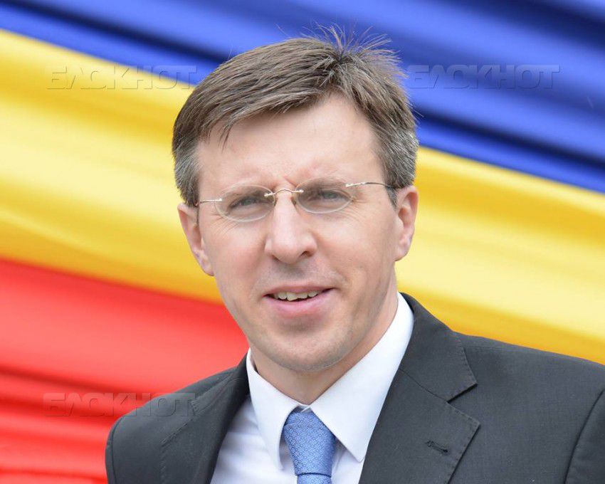 Primarul general Dorin Chirtoacă spune că îl va acționa în judecată pe cel care l-a numit „fiu de cățea”.