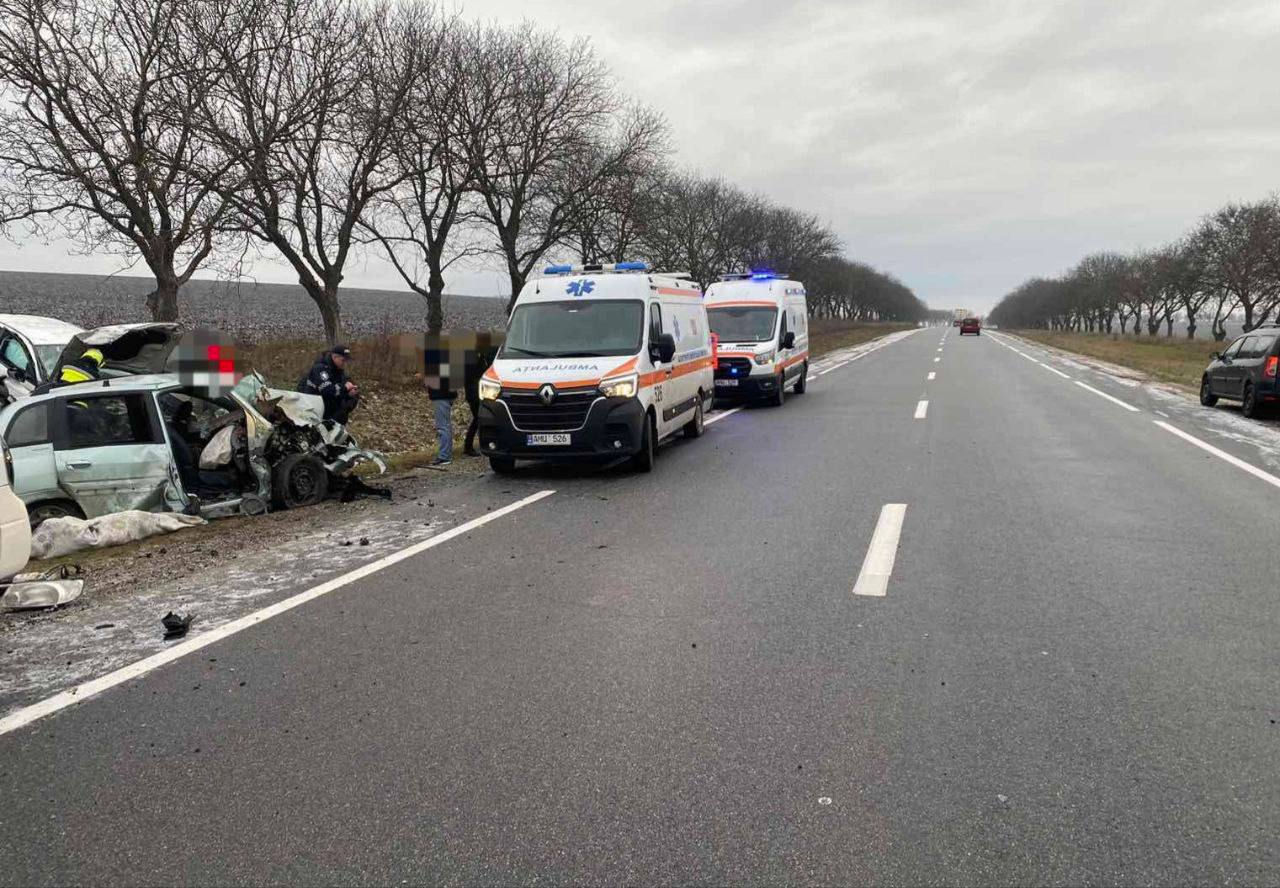 Femeia implicată în accidentul de pe traseul M5 a murit: Medicii luptă pentru viața fetiței.