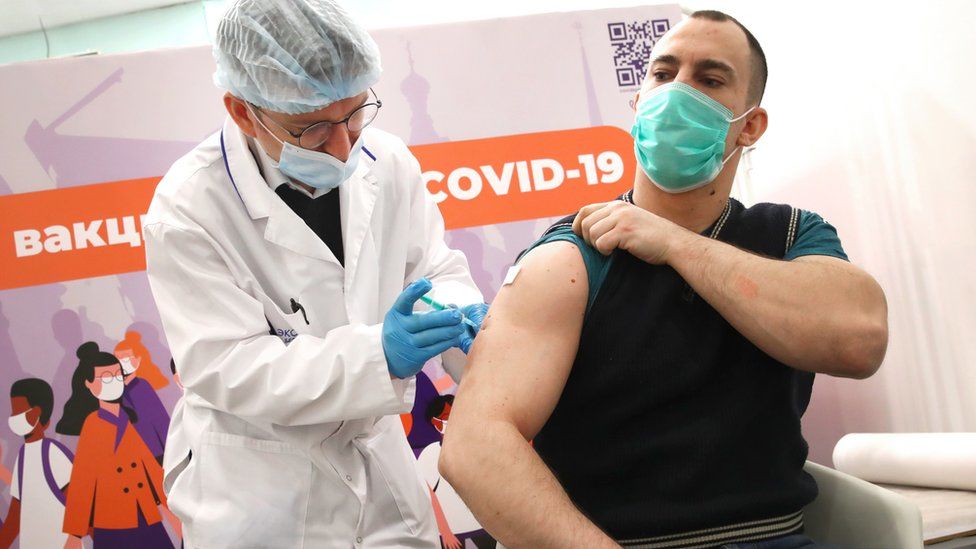 Украинским гражданам начинают выплачивать $37 за вакцинацию от COVID-19.