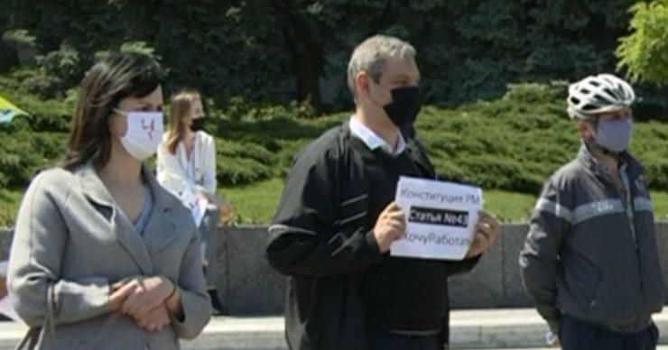 Предприниматели провели акцию протеста у здания правительства.