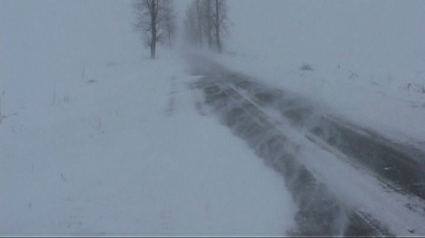 În a doua zi de vară, pe Transalpina, în apropiere de staţiunea Rînca, a nins ca în plină iarnă, iar viscolul a bătut cu putere.