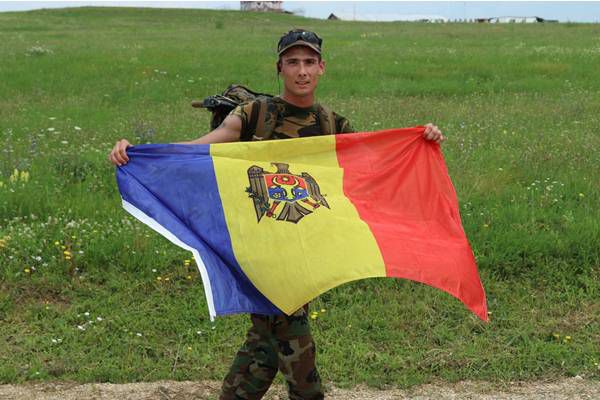 Во время марша военнослужащие несли на спинах походные рюкзаки весом 22 кг и национальный флаг. Фото: army.md.