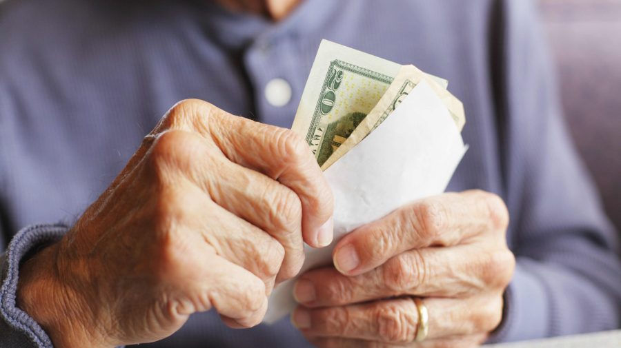 Спасала внучку: 87-летняя жительница Тирасполя отдала аферистам $4000.