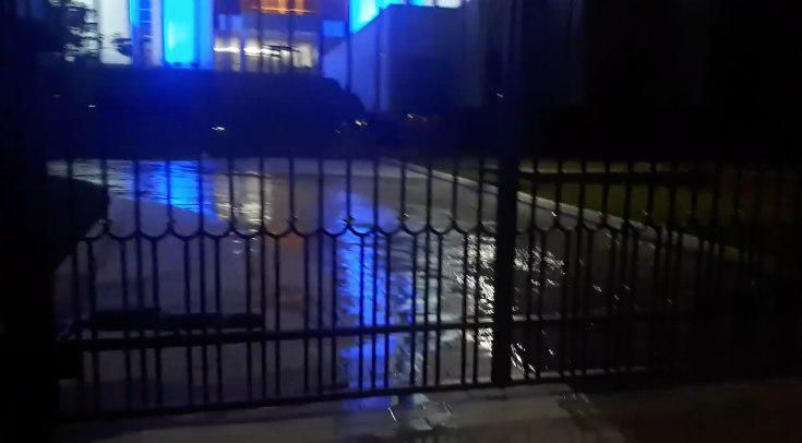 Вчера один из свидетелей снял видео, на котором видно, что поток воды течет по улице из двора президентуры.