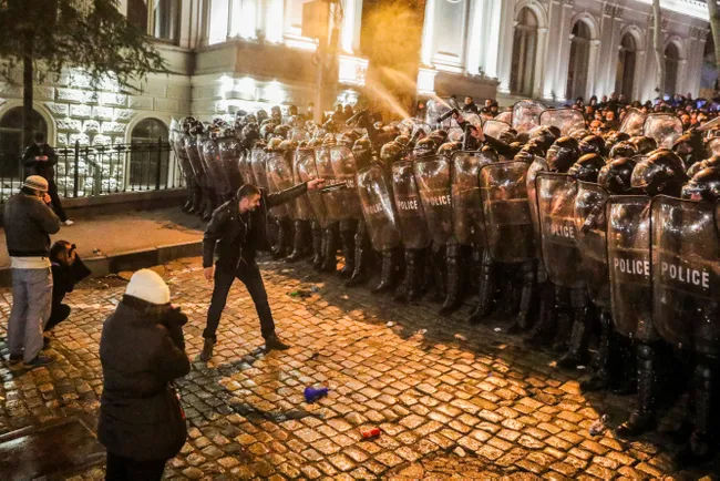 В Тбилиси протестующие бросили в полицейских «коктейль Молотова».