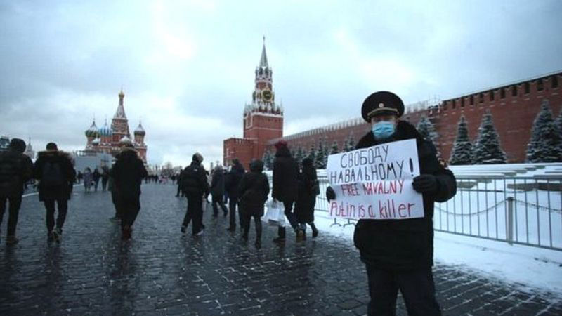 В РФ осужден экс-полицейский, выходивший на Красную площадь с плакатом о Навальном.