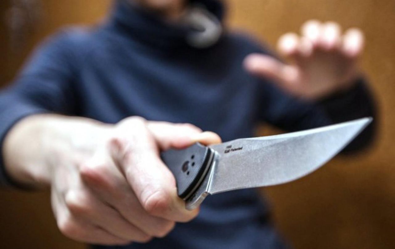Грабители ворвались в дом к 62-летней женщине и потребовали отдать все ценности.