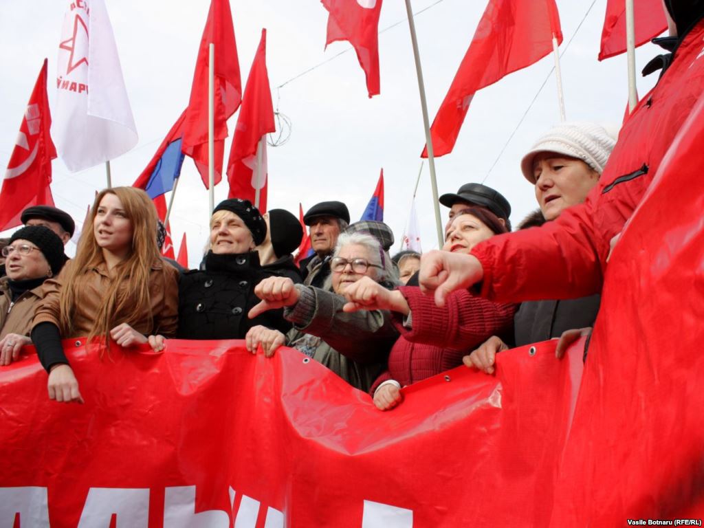 Marea problemă din interiorul Partidului Comuniştilor ţine de lipsa banilor.