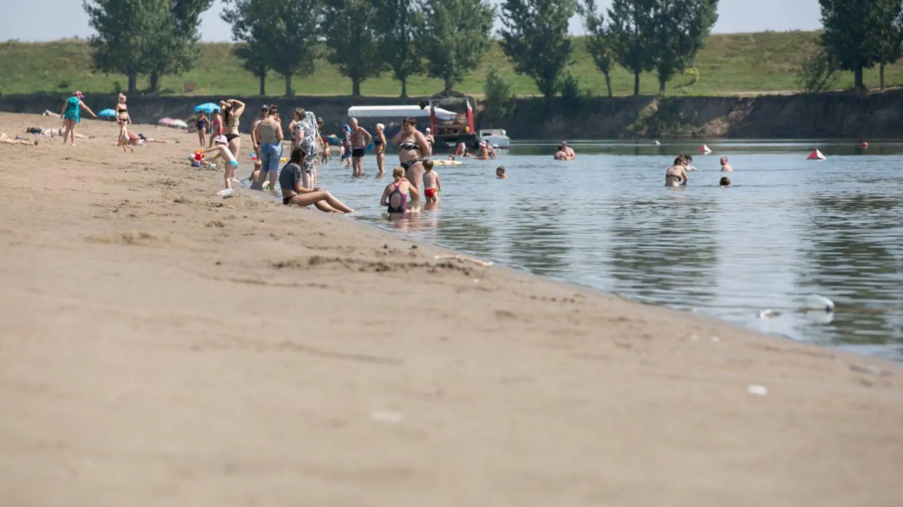 В Приднестровье сняли запрет на купание в Днестре.