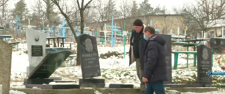 Мэрия Карпинен предложила вознаграждение за информацию о вандалах, осквернивших кладбище.