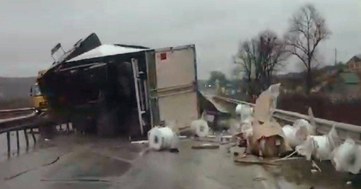 Опубликовано видео момента ДТП с перевернувшейся фурой в Криулянском районе.