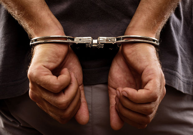 Dacă va fi găsit vinovat, inculpatul riscă o pedeapsă de până la 15 ani închisoare.