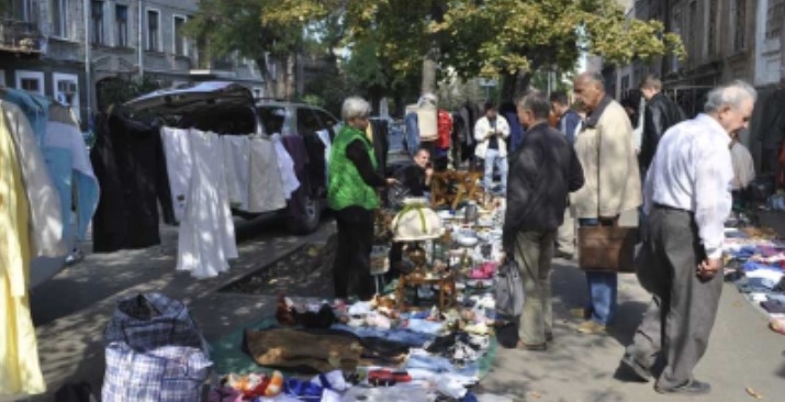 Пожилые люди рассказывают, что вынуждены продавать накопленный скарб. Просто, чтобы выжить.