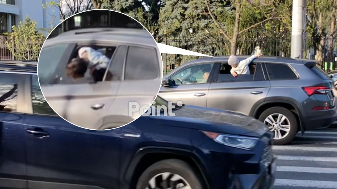 Un copil fără centură de siguranță a ieșit pe fereastra unei mașini în mișcare în Capitală.