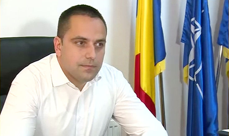Bănuia că stau pe Facebook. Un primar a confiscat calculatoarele