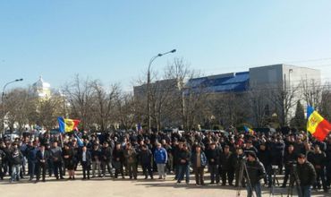 Sute de şoferi şi-au parcat în dimineaţa zilei de astăzi vehiculele pe strada centrală din Comrat. 