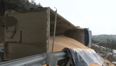 Un camion de mare tonaj s-a răsturnat pe traseul Chișinău-Hâncești, în apropierea localității Fundul Galbenei.